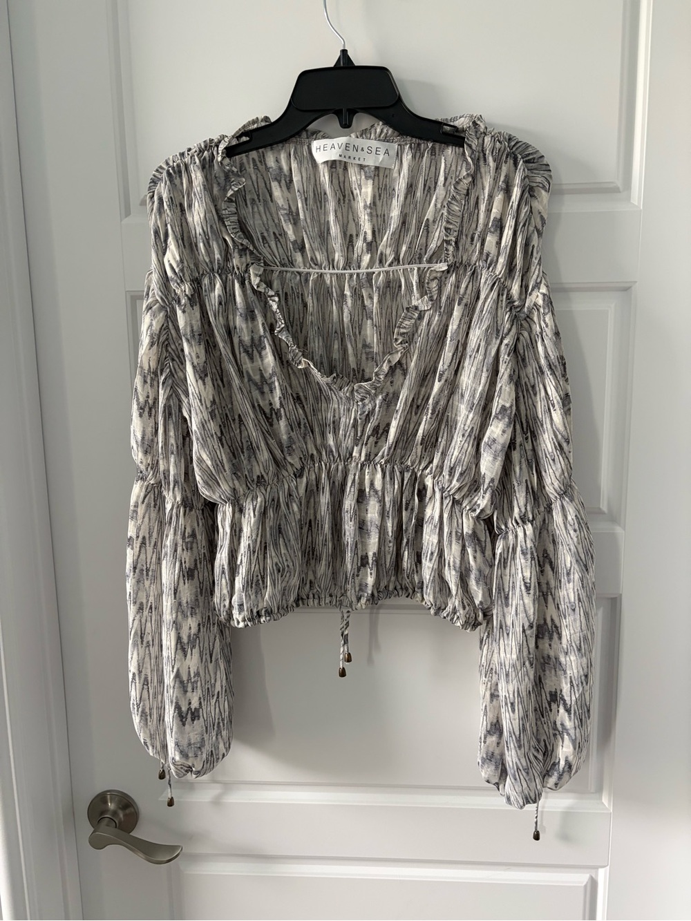 Gray Patterned Ruffled V-Neck Crop Top - Picture 3 of 10